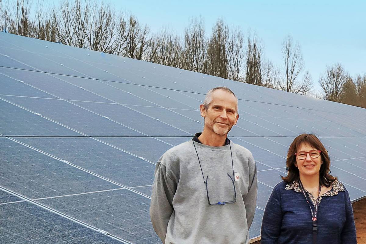 Willem Andringa, project manager at Huf, with Natalia Latorre in front of a solar panel.