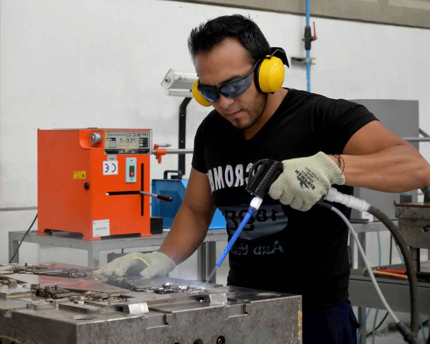 Like Mario Palacios in the Tool Shop, all employees work focused on achieving the main objective: customer satisfaction.