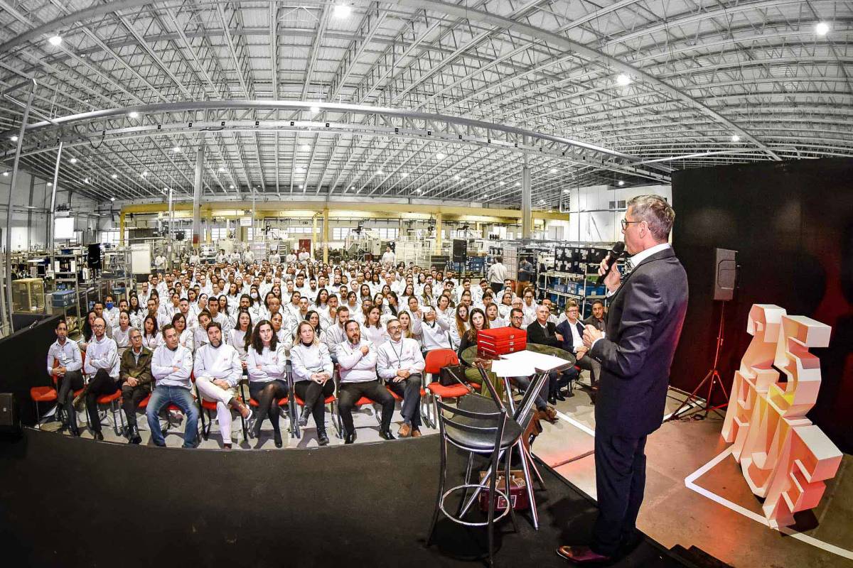 Huf Brazil 25 th Anniversary celebration, assembly of all employees