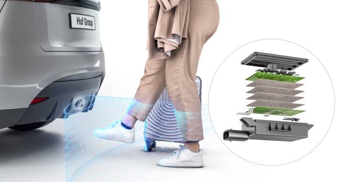 Der Huf Kick-Sensor mit 79 GHz Radar-Technologie erkennt die Fußbewegung als Geste am Fahrzeugheck zur Öffnung des Kofferraums eines Autos