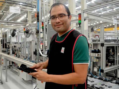 Huf employee Jorge Maceda at bracket assembly line in Puebla, Mexiko