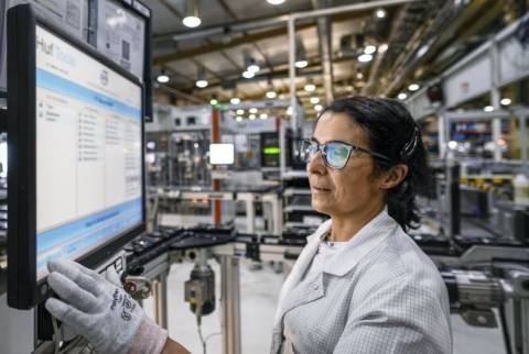 Maria do Ceu Gomes at Huf Portuguesa checking the production monitor